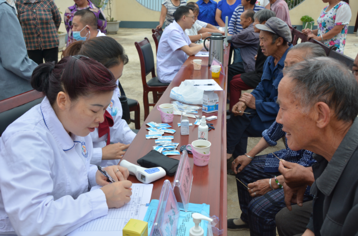 雅安市第四人民医院赴汉源县开展“庆七一、精准脱贫、健康同行”义诊活动