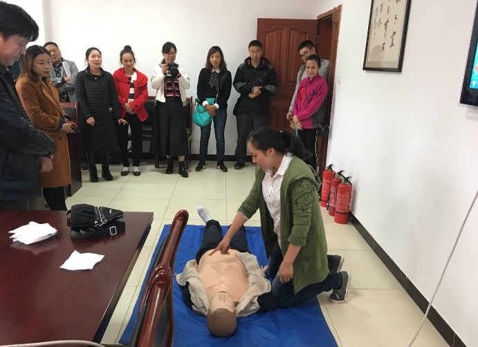 雅安市第四人民医院为市老干部局相关人员培训应急救护知识