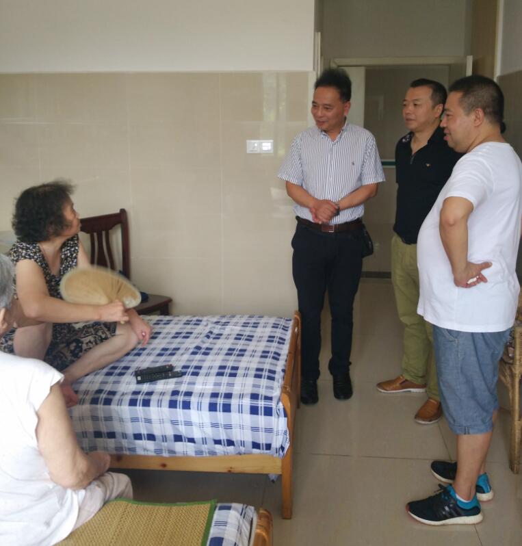 雅安市老龄办常务副主任韩峰伟一行看望慰问我院老年病人
