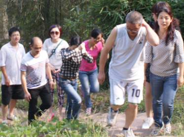 我院组织职工登山活动庆“五一”国际劳动节