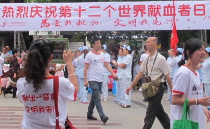 我院职工踊跃参加无偿献血活动