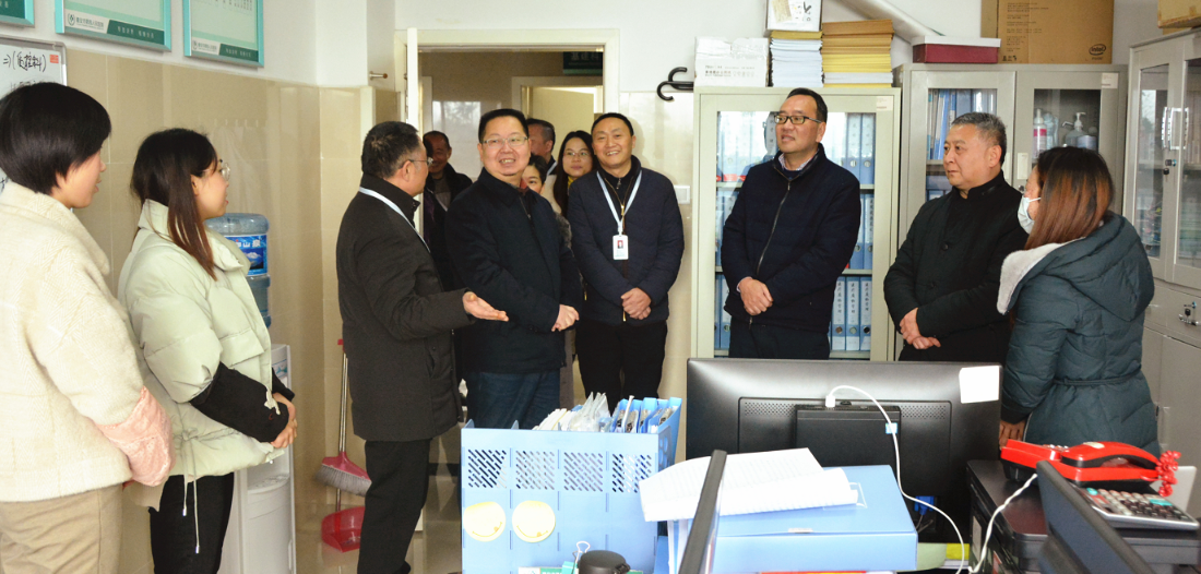 吴洪江春节前夕看望慰问我院干部职工