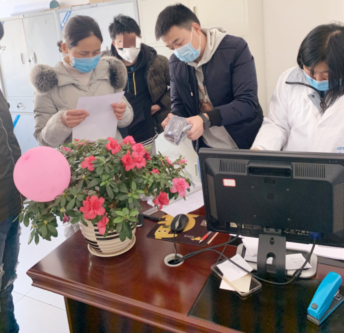 情系患者解难题  百里厉行送温暖                ——雅四医精卫人送药下乡 