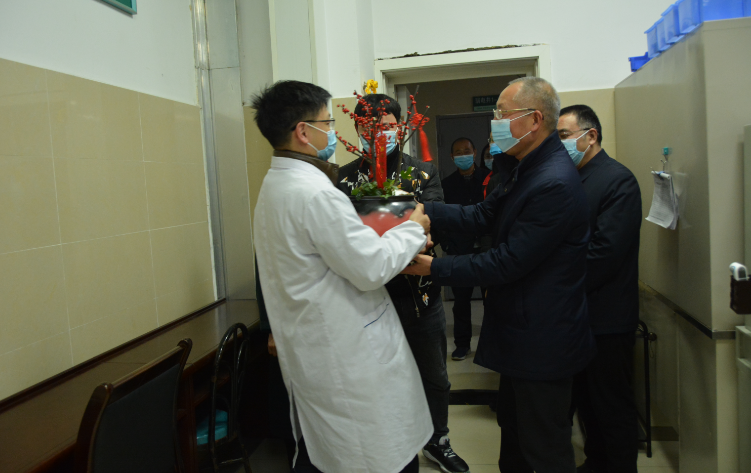 市领导来我院看望慰问专家人才