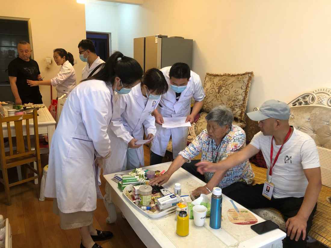 机关第二党支部开展“我为党旗添光彩”志愿服务进社区活动