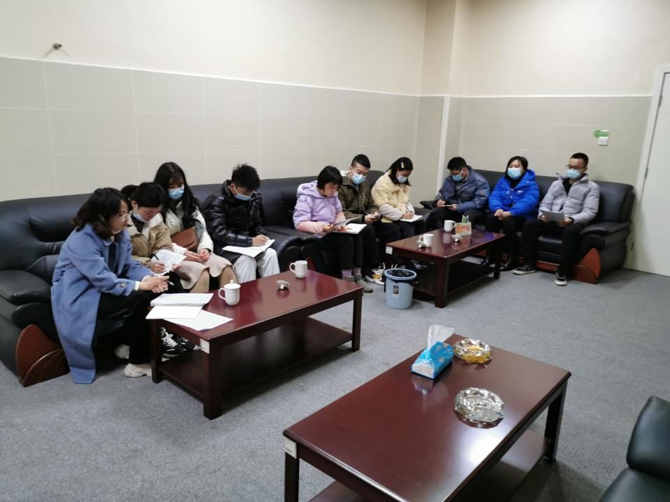 共青团雅安市第四人民医院委员会召开团委中心组学习会