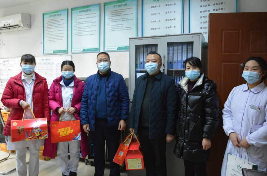 医院党政领导班子慰问一线职工