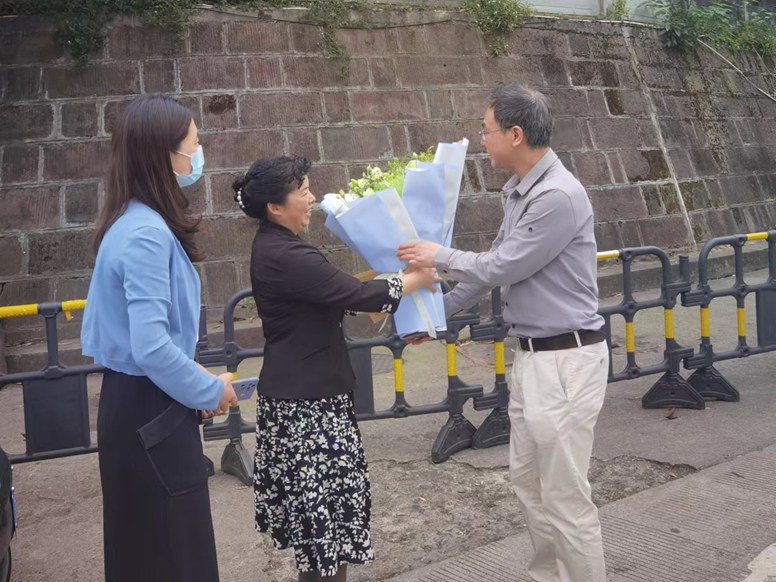 疫病无情 人间有爱 --医院领导看望慰问援沪医务人员向敏家属