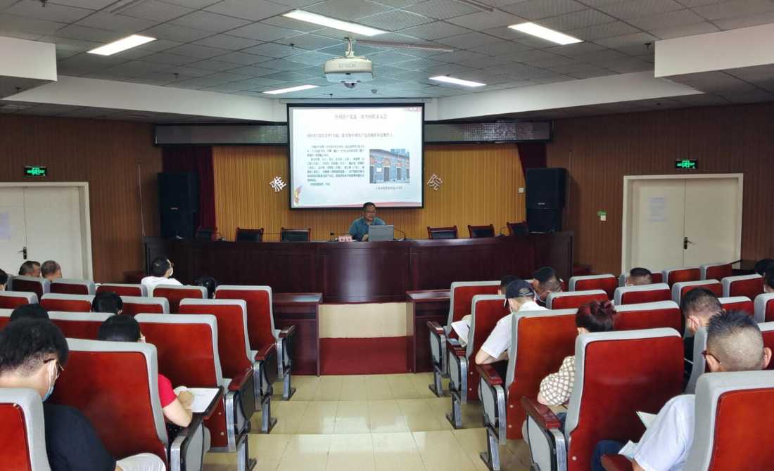 雅安市第四人民医院党委书记郑建华为全院党员讲授专题党课