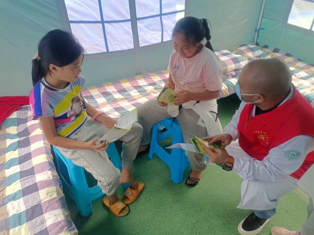 雅安市第四人民医院第一时间深入灾区一线迅速开展震后心理危机干预