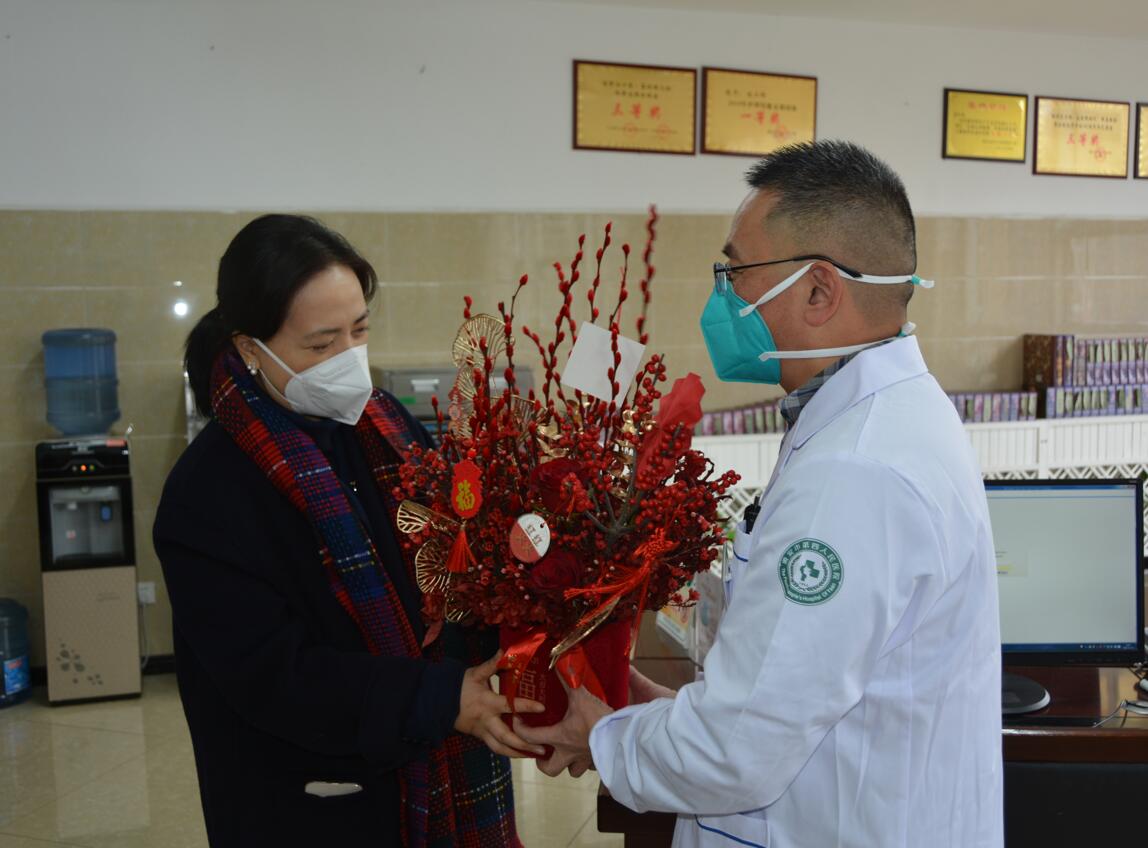 雅安市中级人民法院院长袁彩君一行慰问我院一线医生