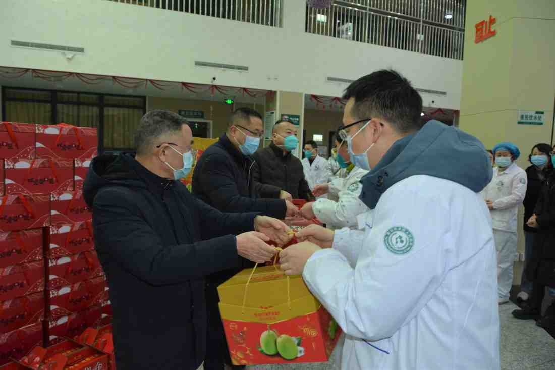 除夕当天，院领导慰问一线值班医务人员