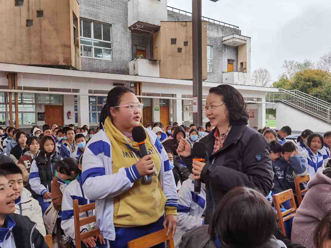 走进校园 关爱“少年的你”