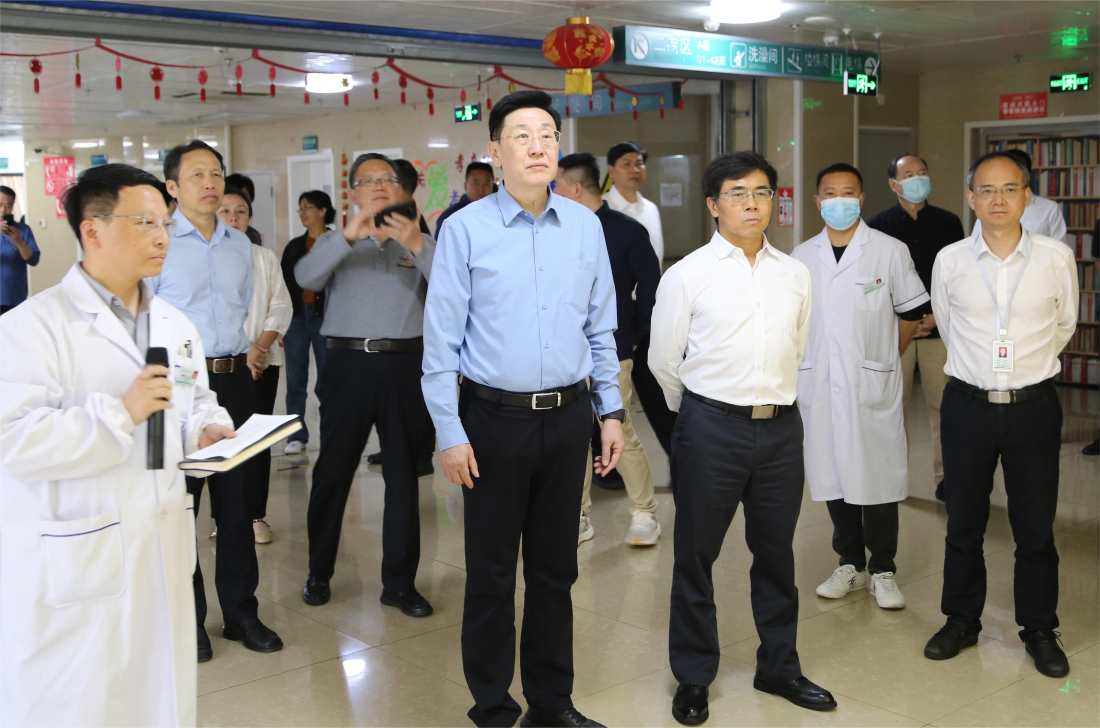 广西壮族自治区政协副主席何辛幸一行考察我院医养结合工作