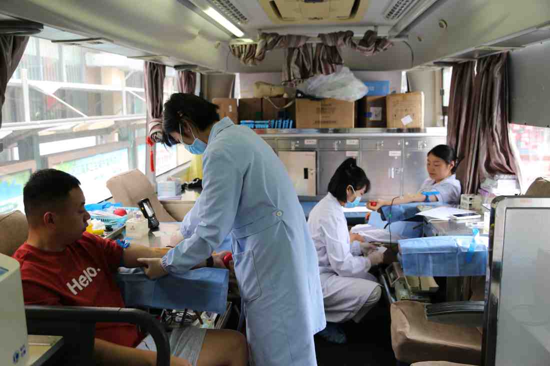 医务人员做表率 无偿献血暖人心