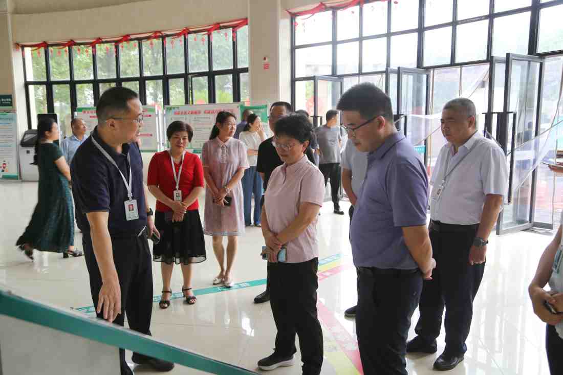 四川省民政厅党组成员、副厅长、机关党委书记张晓玲一行赴雅安市第四人民医院调研