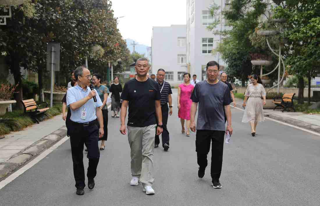 市人大常委会调研组调研雅安市第四人民医院川西医养中心建设工作