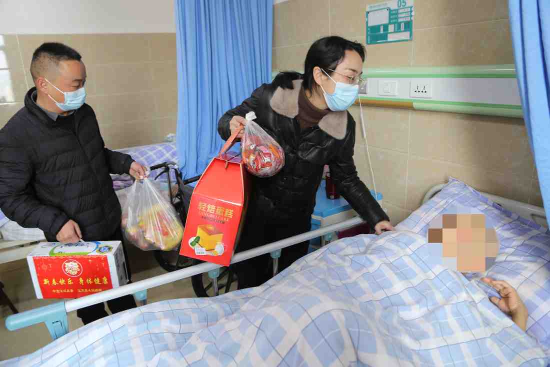 宝兴县副县长吴娟一行看望慰问住院老人