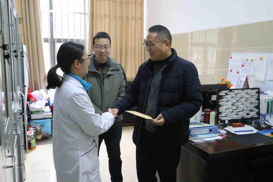 雅安市第四人民医院开展春节前专家人才走访慰问活动