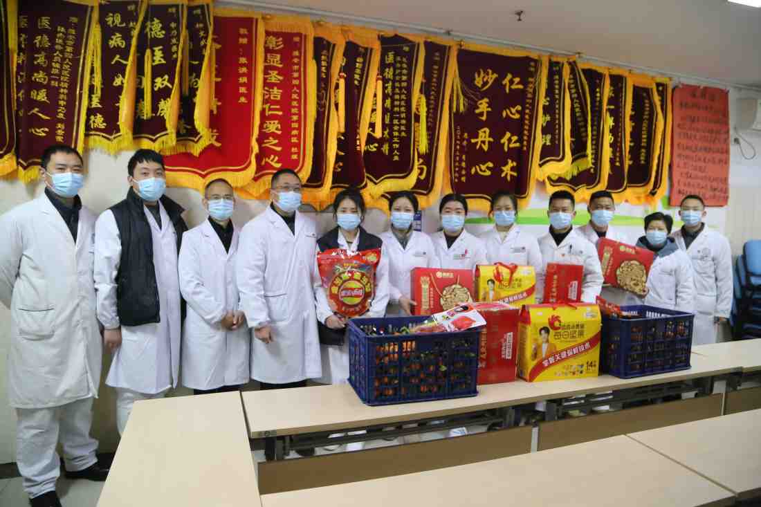 院领导班子春节前慰问一线医务人员