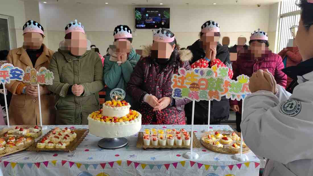 雅安市第四人民医院暖心焙语心灵烘焙坊开展集体生日会
