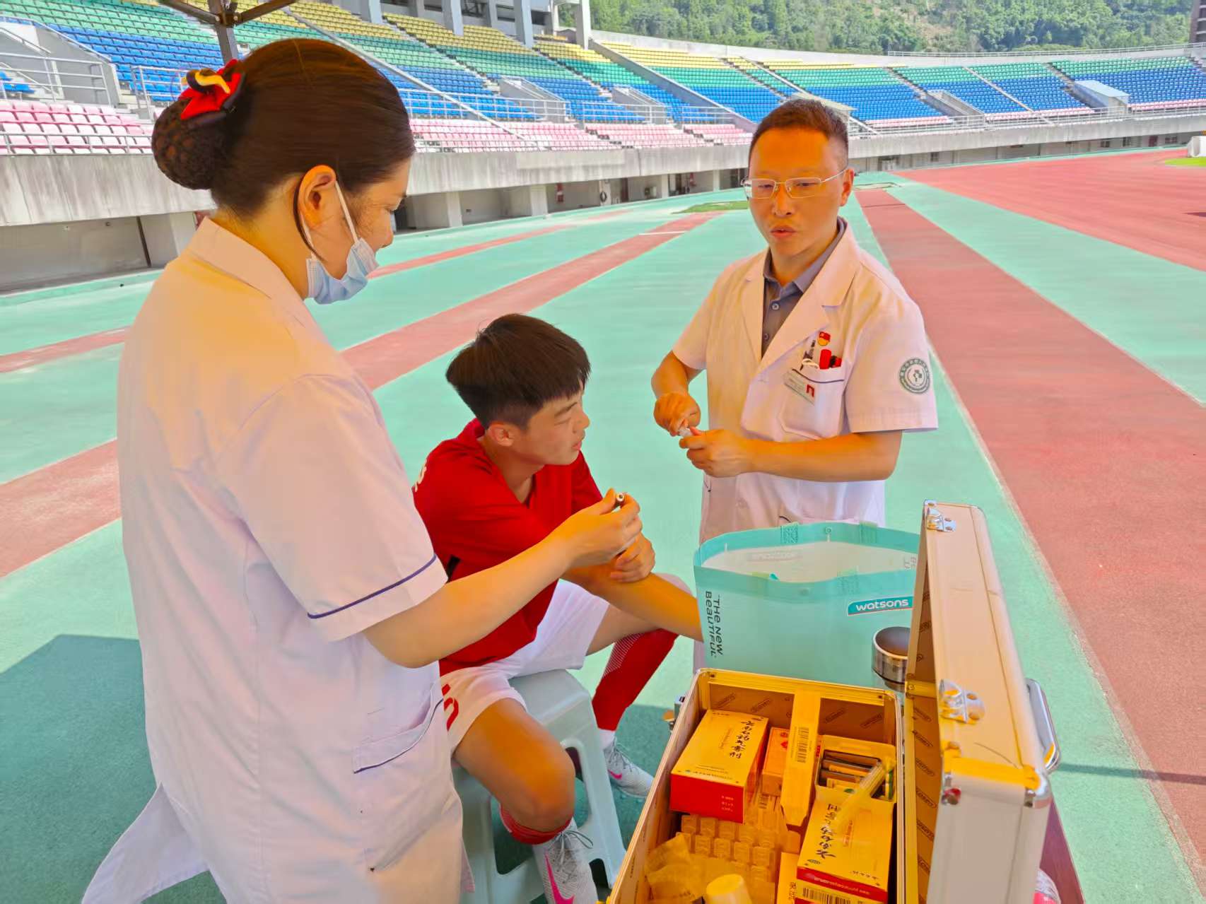 雅安市第四人民医院全力保障2025年中学生足球锦标赛医疗安全