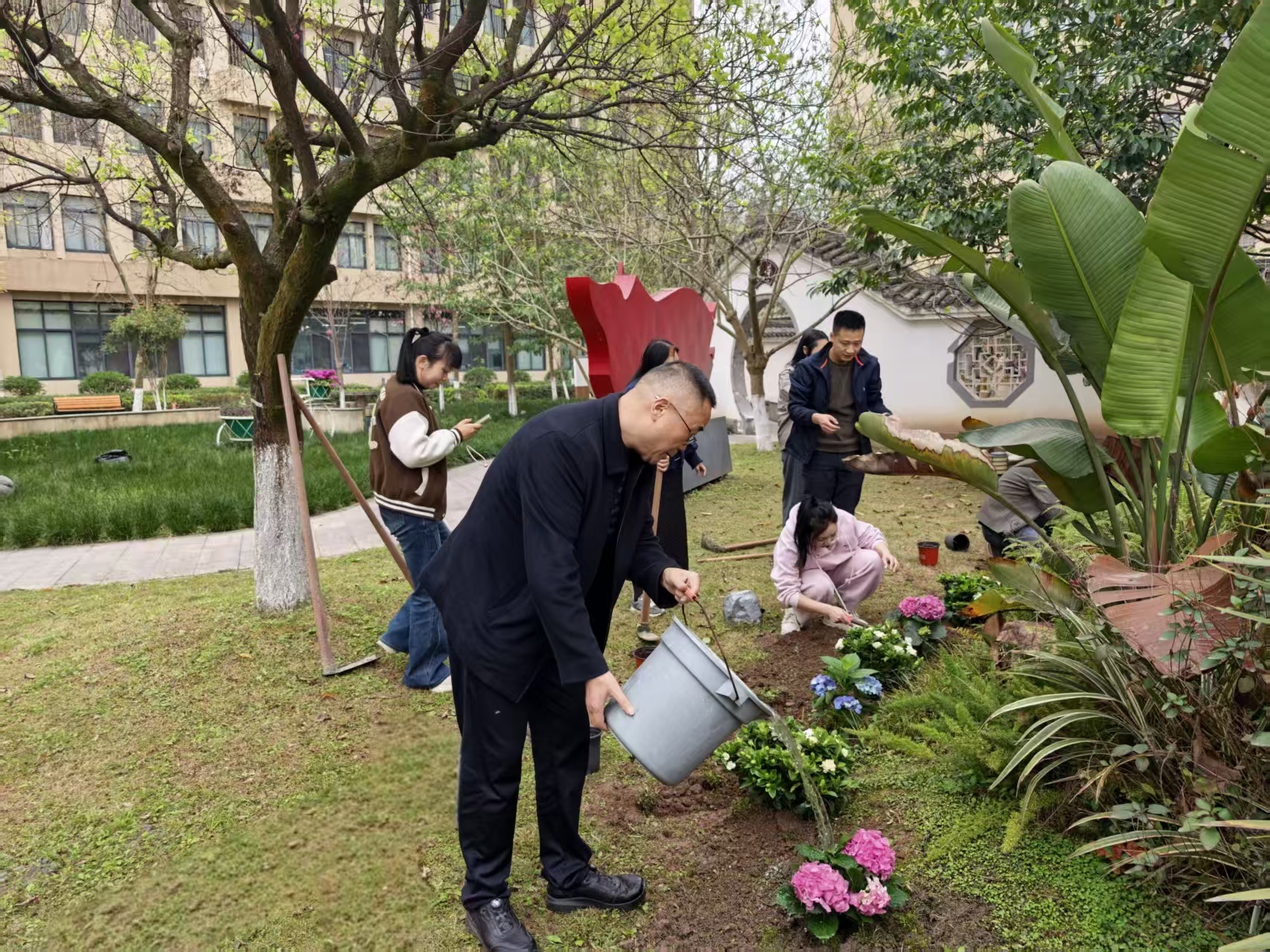 雅安市第四人民医院开展“‘植’此青绿・共‘树’未来”植树节志愿服务活动