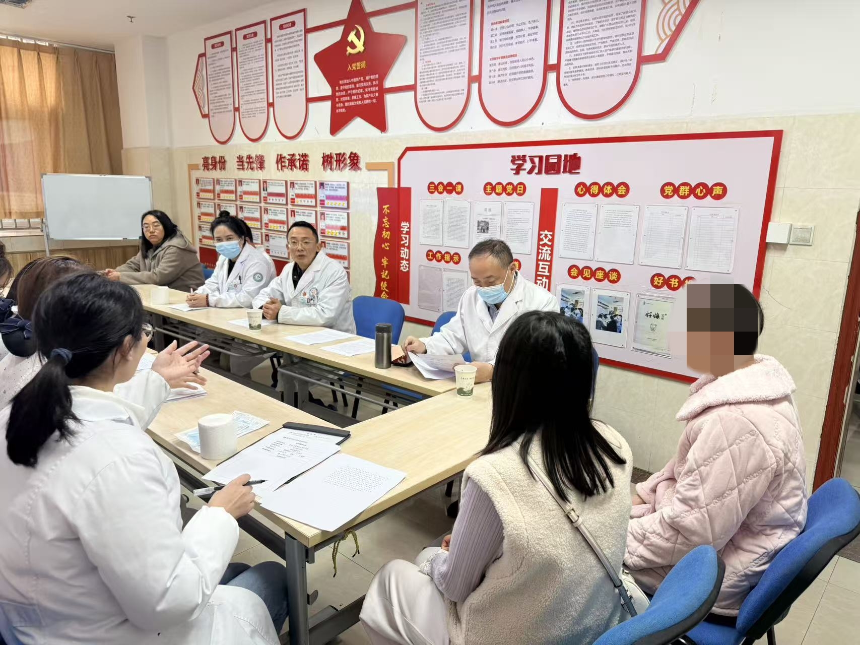 我院市级专家工作站专家黄国平教授莅临我院开展临床教学查房