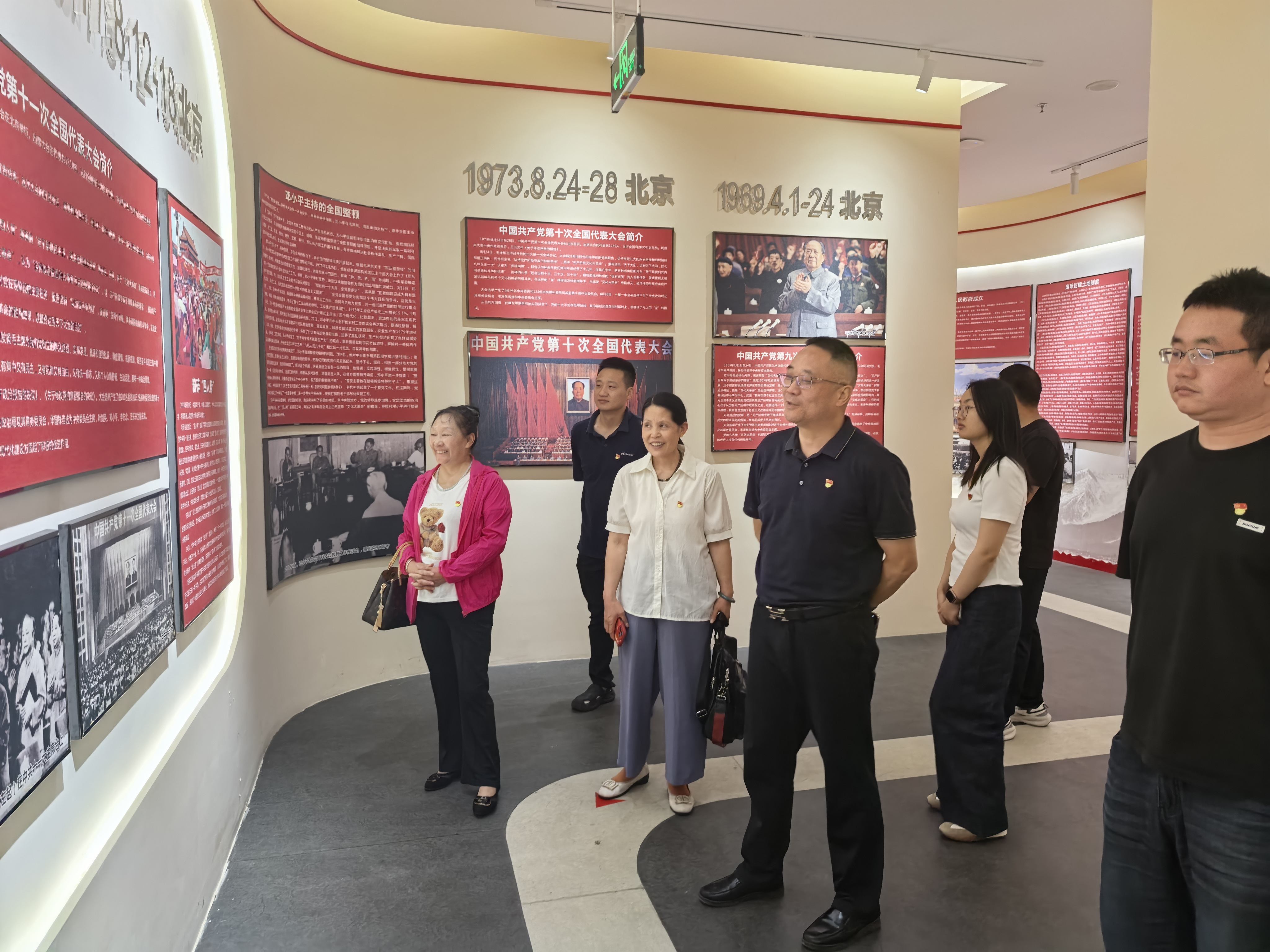 我院机关第一党支部联合雅安容大医院党支部开展“观档学史悟初心 砥砺奋进担使命”主题党日活动